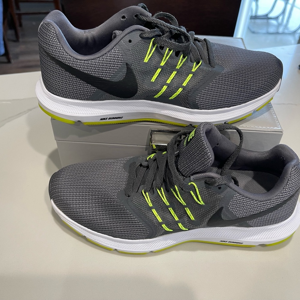 Men’s Nike Running Shoe size 8 New condition